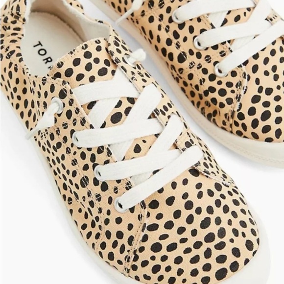 Torrid sz 7 wide sneaker NWT - Picture 4 of 10